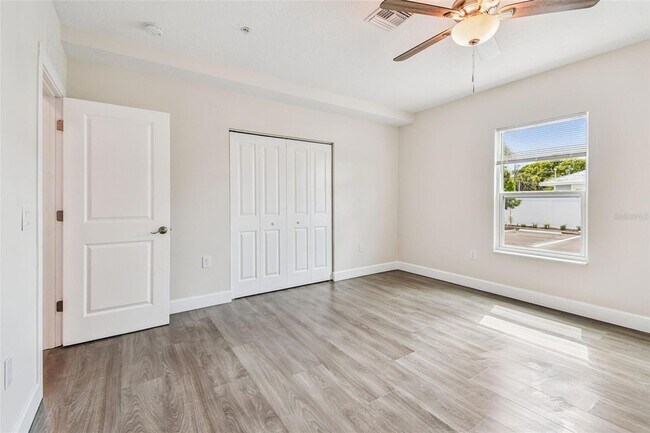 Building Photo - 650 E Tarpon Ave