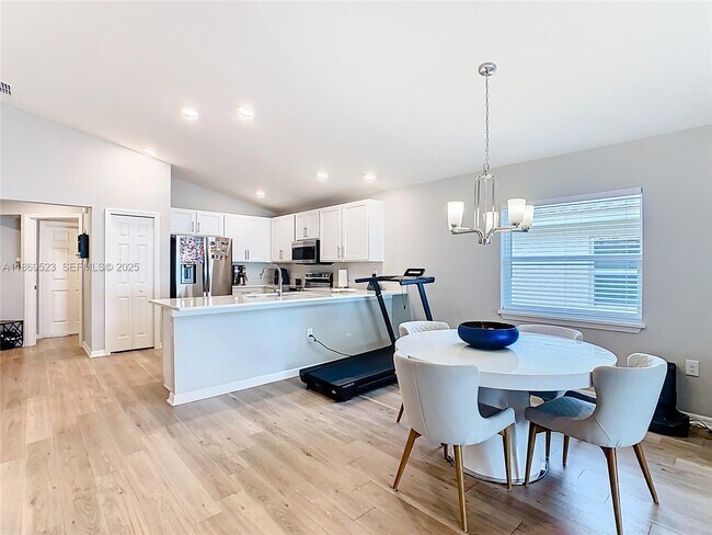 Building Photo - 1060 Cascade Dr