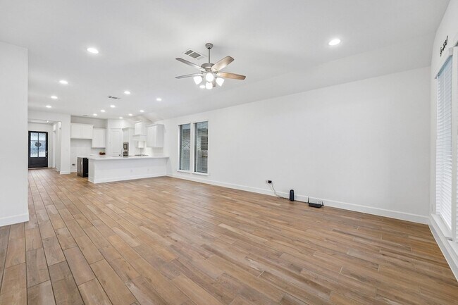 Building Photo - 133 Plumbago Loop