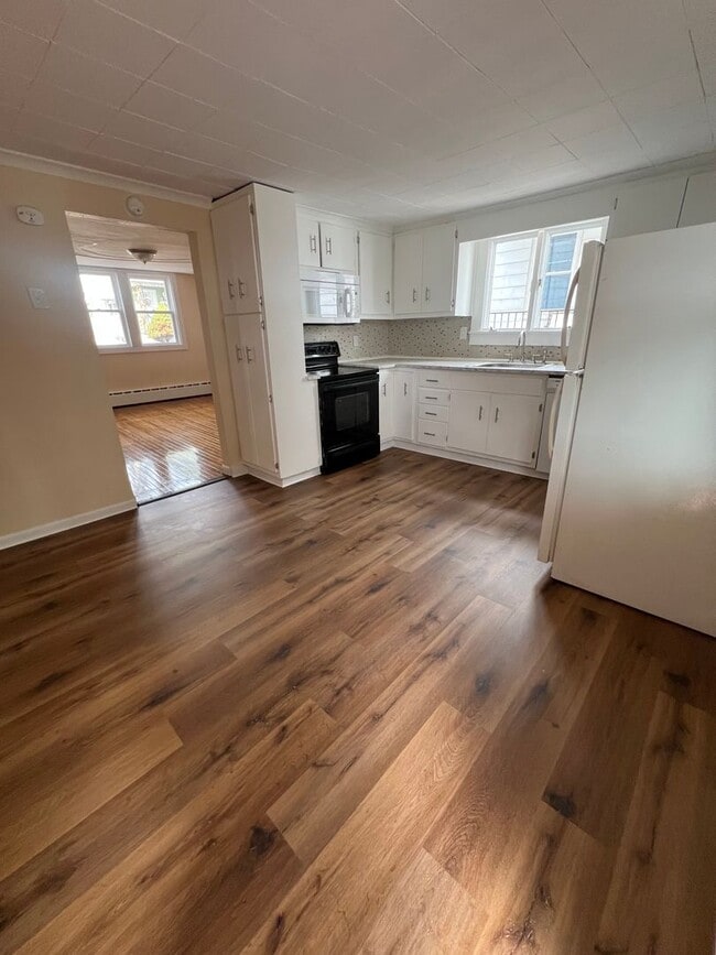 Building Photo - Large 2 Bed/1 Bath Single Family Home - $1...