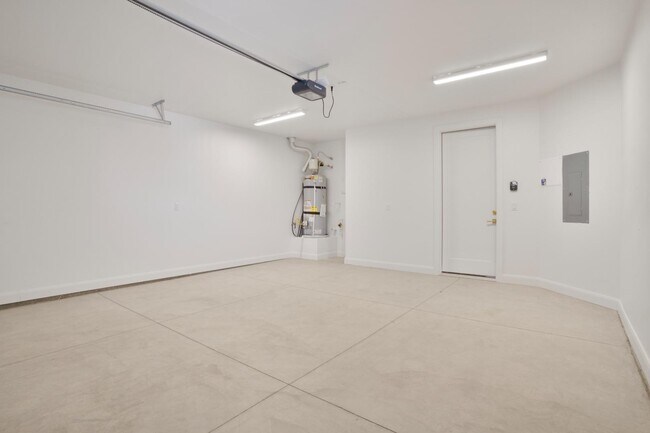 Building Photo - 996 Manen St