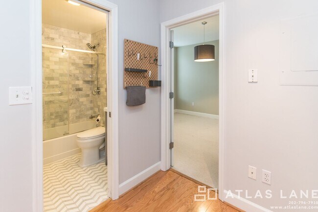 Building Photo - 1 Bed/1 Bath off 14th St NW!