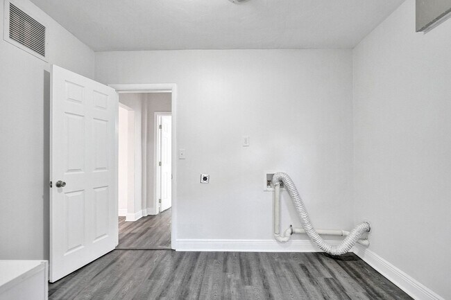 Building Photo - Beautiful 3 bedroom 2 bath Home in Miramar...