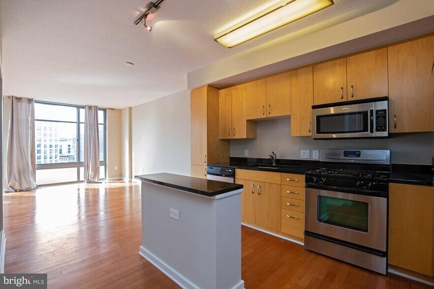 Building Photo - 475 K St NW