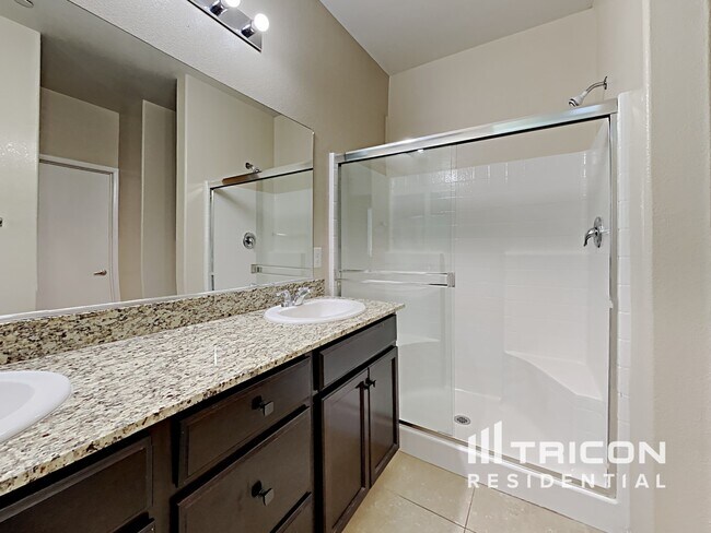 Building Photo - 2148 Del Aqua Ave