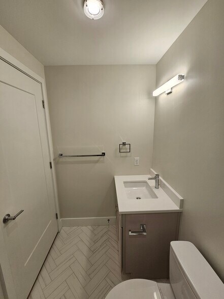 Secondary Bath - 383 Commercial St