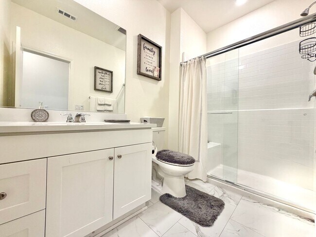 Building Photo - Resort-Style Pool Home with Mother-in-Law Suite,  RV Access & Included SOLAR Near Heritage Lake