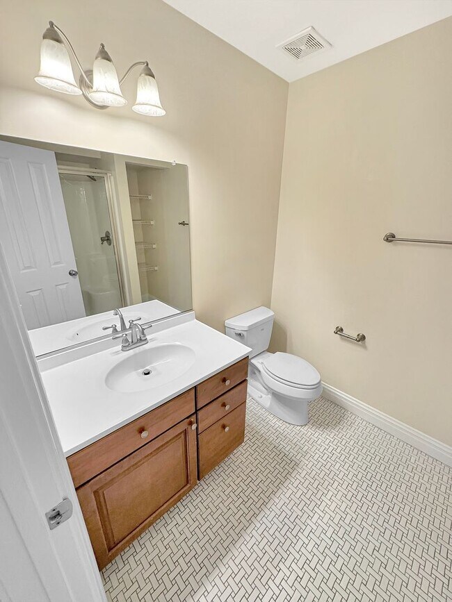 Building Photo - 5 Bedroom Home in VCU Area - Move in Speci...