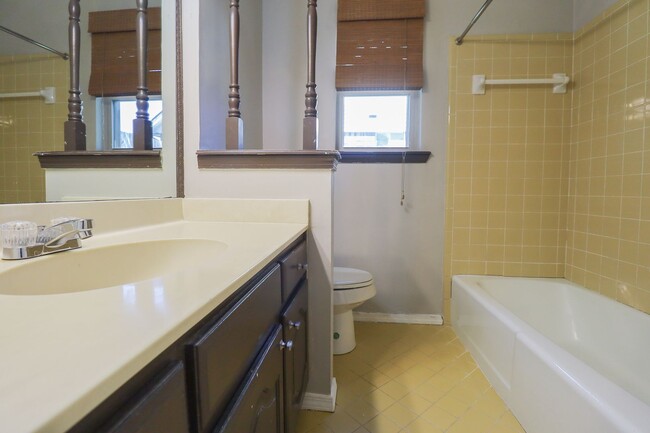 Building Photo - 4 Bedroom Home Available For Immediate Mov...