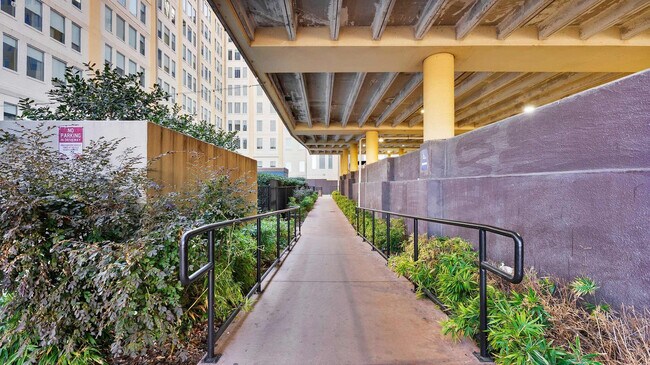 Building Photo - 500 S Ervay St