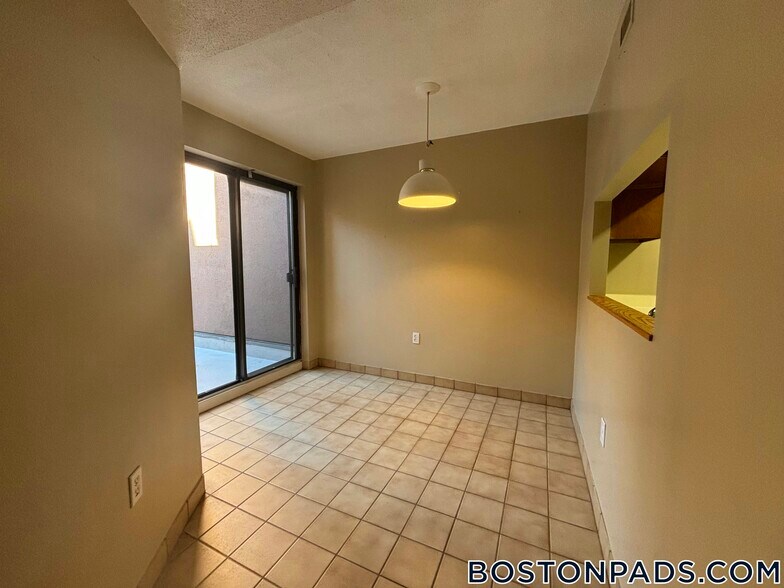 Building Photo - 147 Kelton St