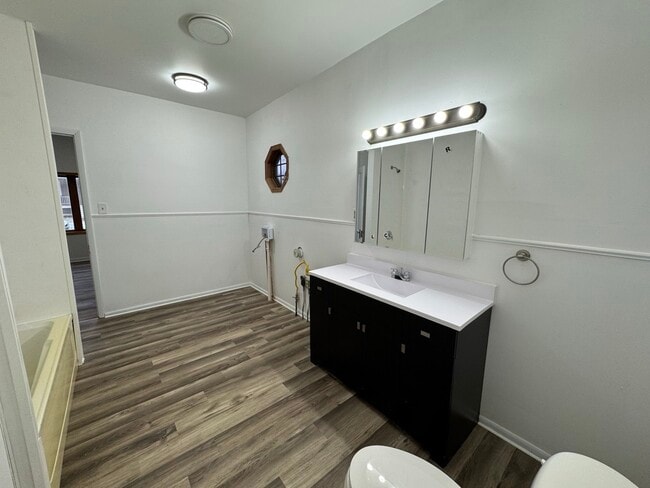 Building Photo - 309 N 9th St