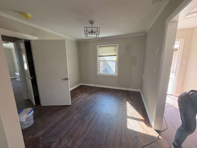 Dining area - 2018 Louisiana Ave