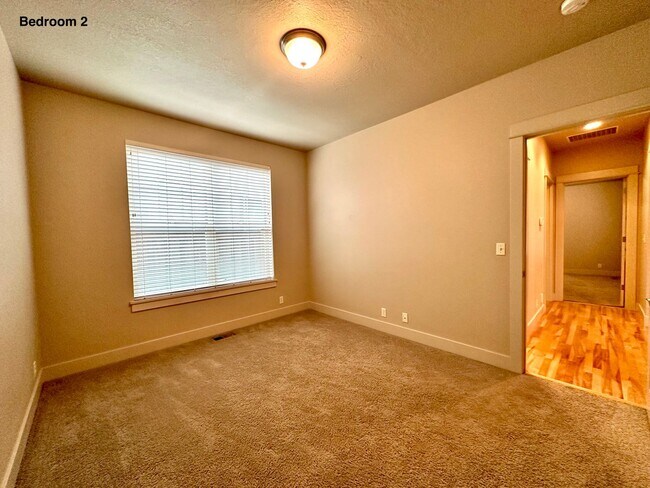 Building Photo - Luxury Living Near Valley River!