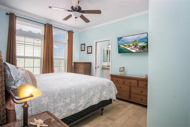 Building Photo - 5031 5th Ave