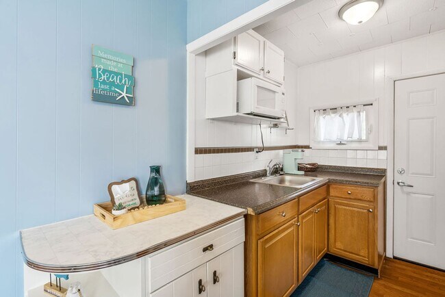 Building Photo - Off Season Rates at Lake Wawasee!