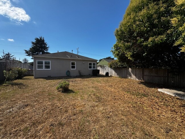 Building Photo - Cozy 2 Bedroom 1 Bath Home Located in the ...