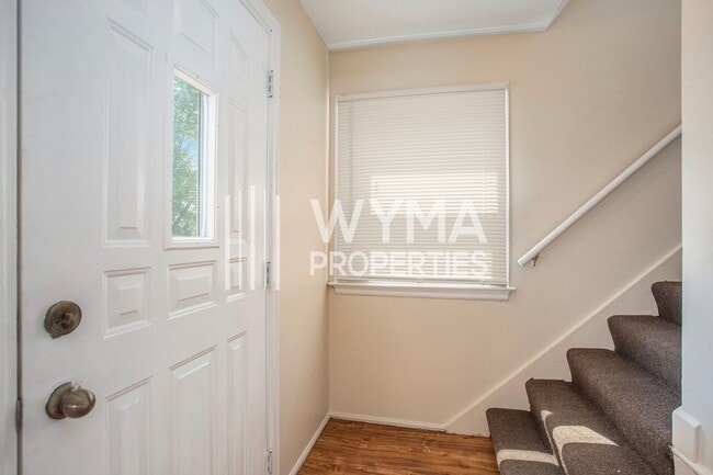 Building Photo - AVAILABLE MID-JULY!! 3 Bedroom, 1.5 Single...