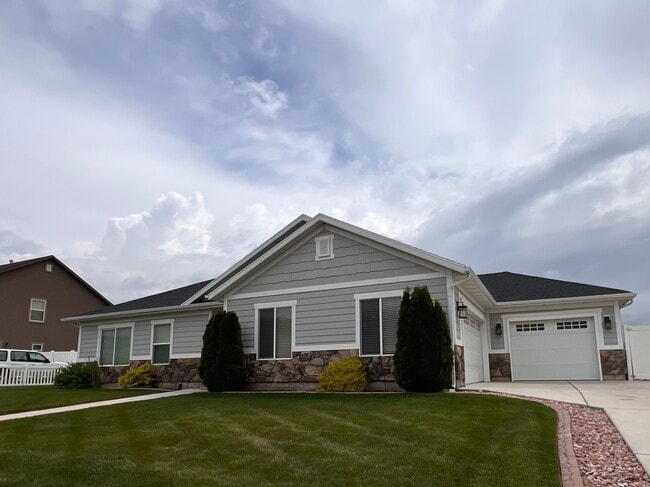 Building Photo - 611 W 650 S