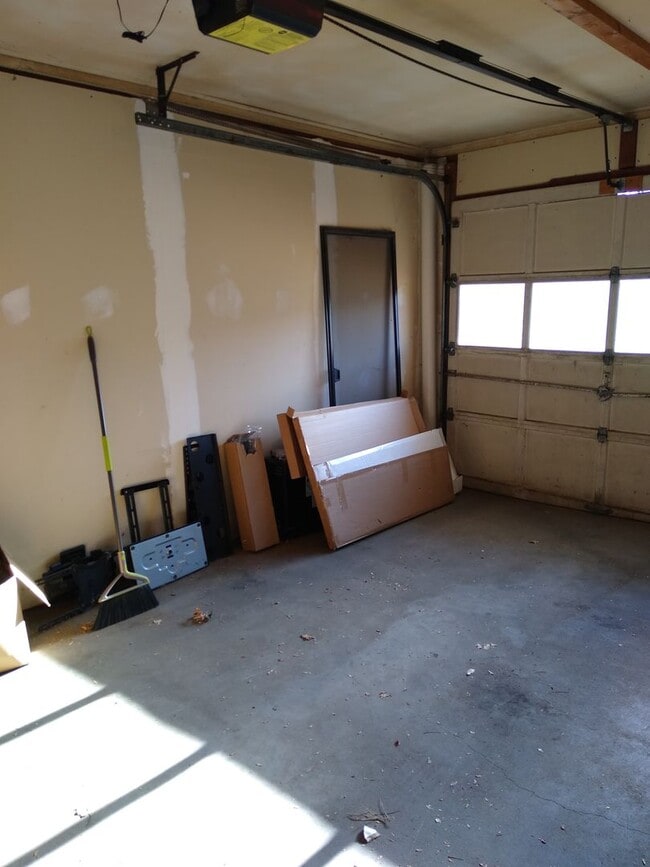 Building Photo - Virginia Village Home New Paint, Carpet, Blinds Backs up to Cherry Creek Trail