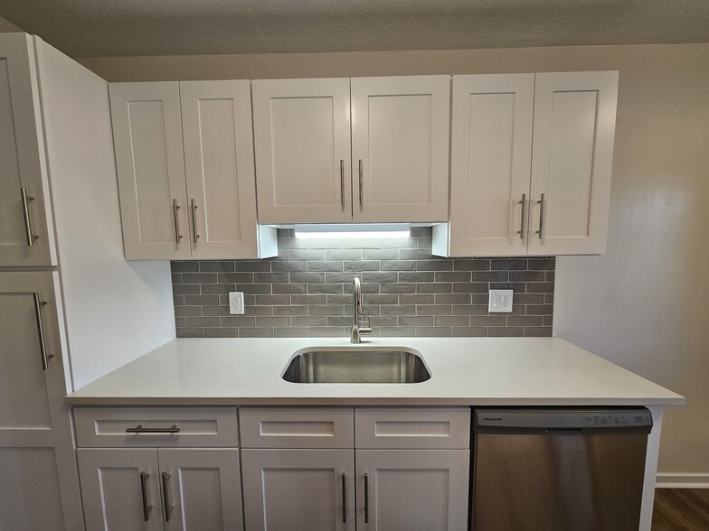 Completely updated kitchen with quartz countertops and stainless steel appliances - 93 Heritage Vlg