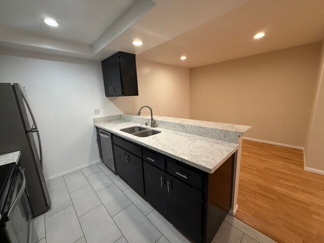 Building Photo - Mission Plaza 2/2 Great amenities & location