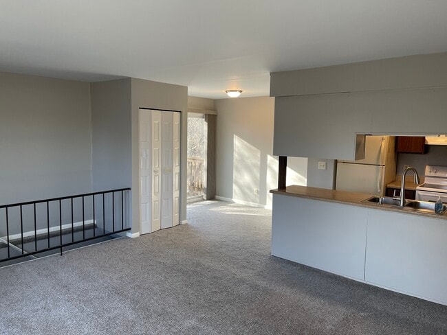 Building Photo - 4465 W Milham Ave