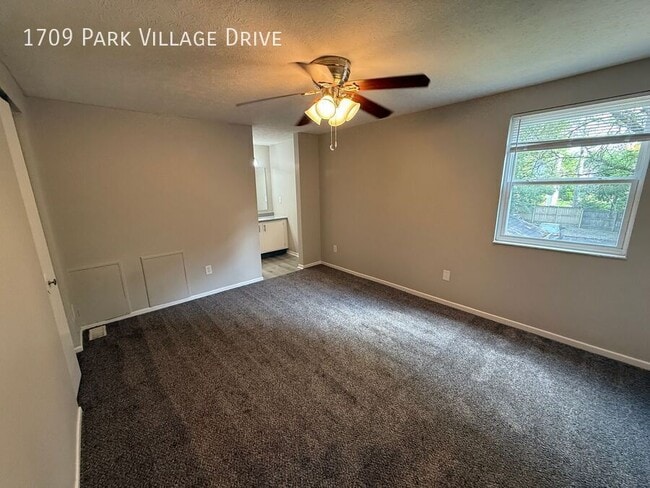 Building Photo - 1709 Park Village Dr