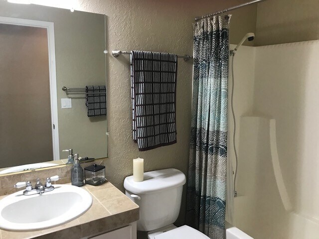 Building Photo - Don't Miss out on a Summer at the Lake.  Beautiful Fully Furnished Waterfront Home available July...