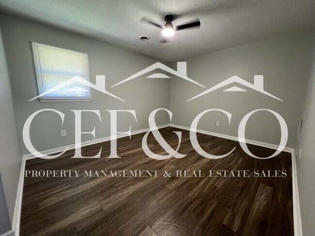 Building Photo - Beautifully updated 2 bedroom duplex!