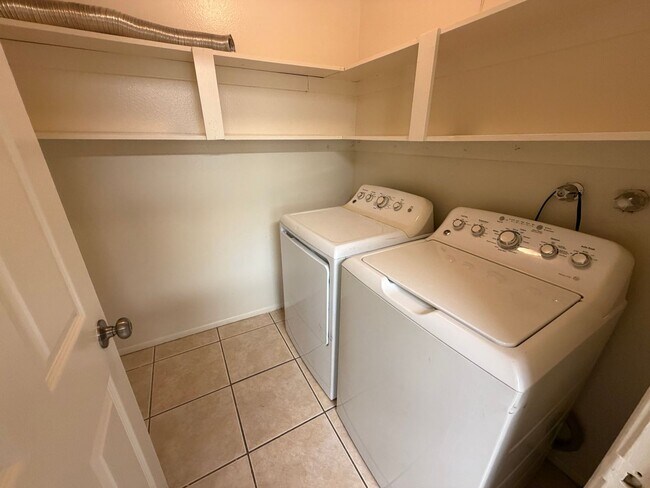 Building Photo - 3 Bed 2 Ba Condo