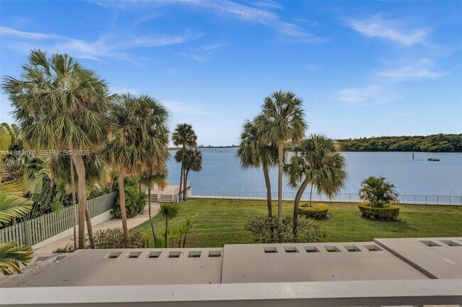 Building Photo - 500 Bayview Dr