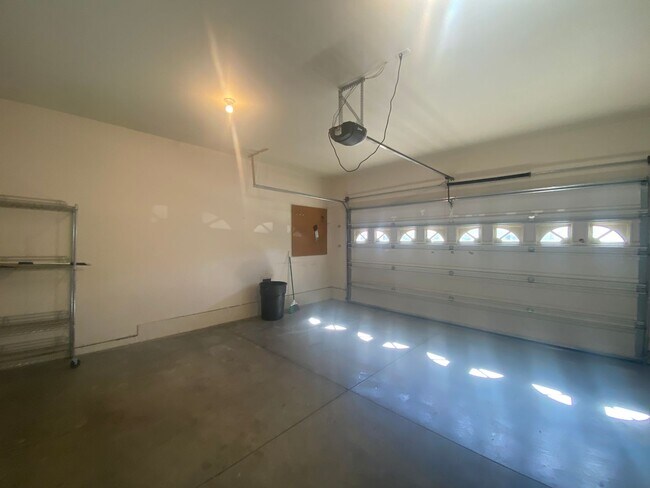 Building Photo - Single Level Charmer, SE Bend Established ...