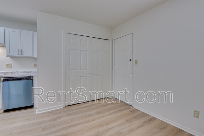 Building Photo - 4315 Parkwood Dr