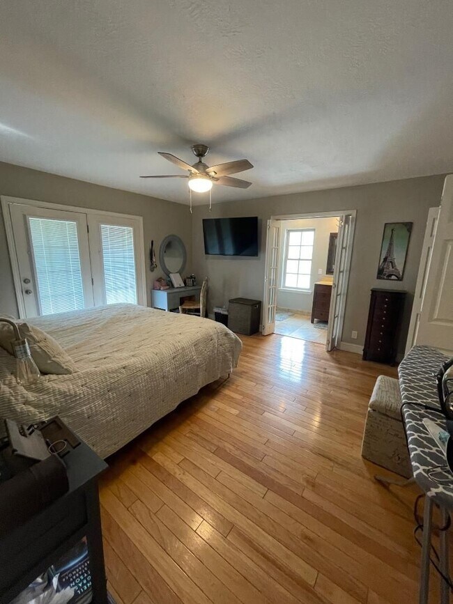 Building Photo - Gorgeous 3 BED, 2 BATH PLUS OFFICE WITH POOL!!!