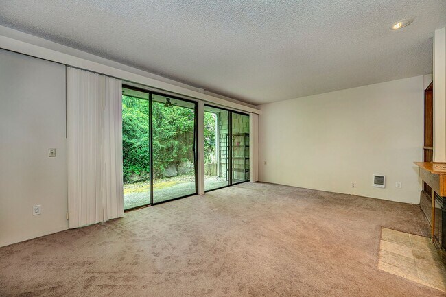 Building Photo - Lake Ballinger Townhouse 3 Bedroom