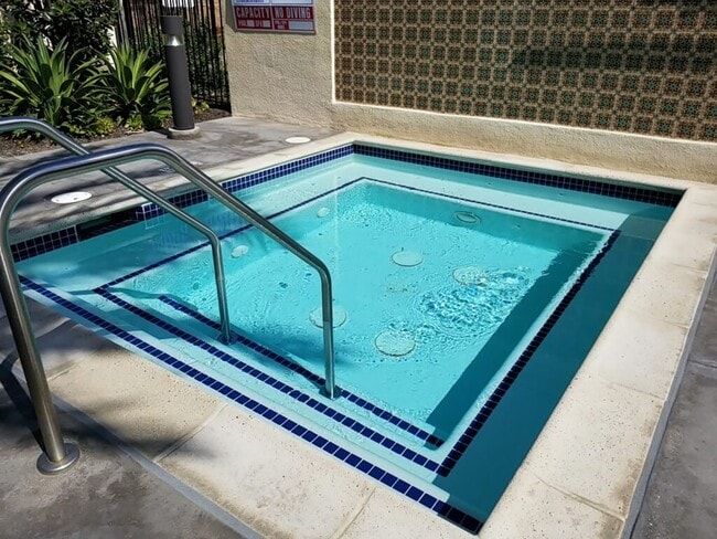 Building Photo - 235 W Ridgewood St