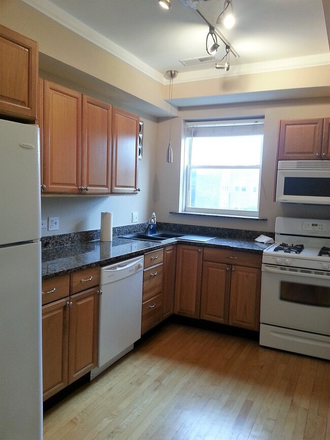 Primary Photo - 2315 W Eastwood Ave