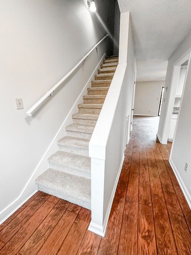 Building Photo - 2/1.5 Oakwood Townhome