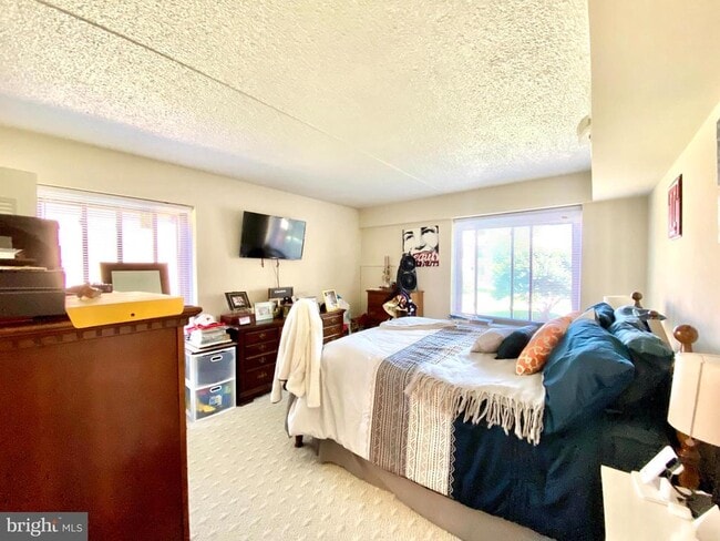 Building Photo - 5200 Hilltop Dr