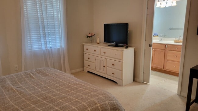 Building Photo - SEASONAL ONLY  3 bedroom, 2 1/2 bath townh...