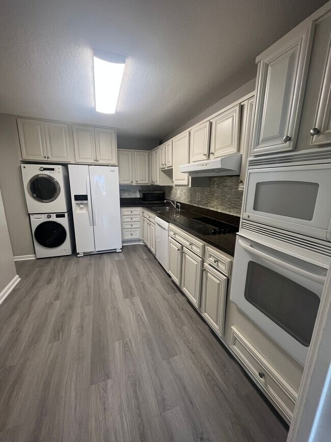 Building Photo - 307 Yoakum Pkwy