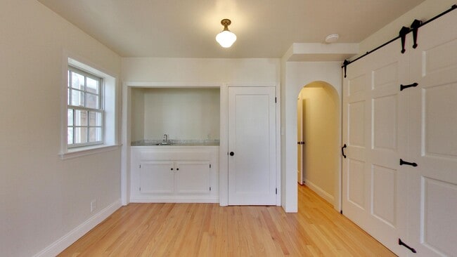 Building Photo - Lakeside 3 Bedroom / 3 Bathroom Single Fam...