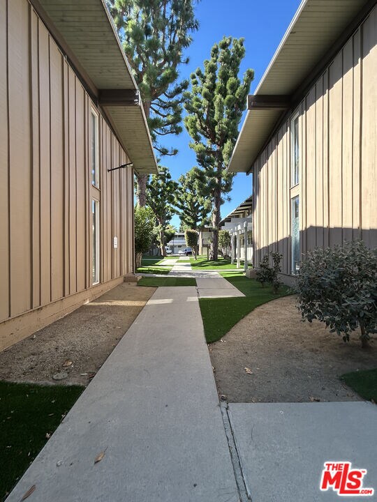 Building Photo - 11131 Rose Ave