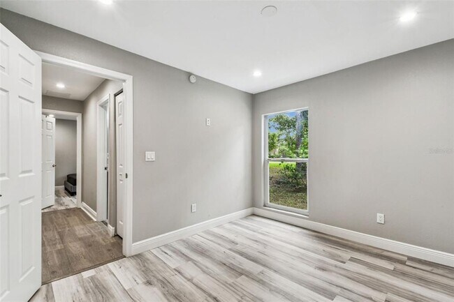 Building Photo - 6005 Lakeside Dr