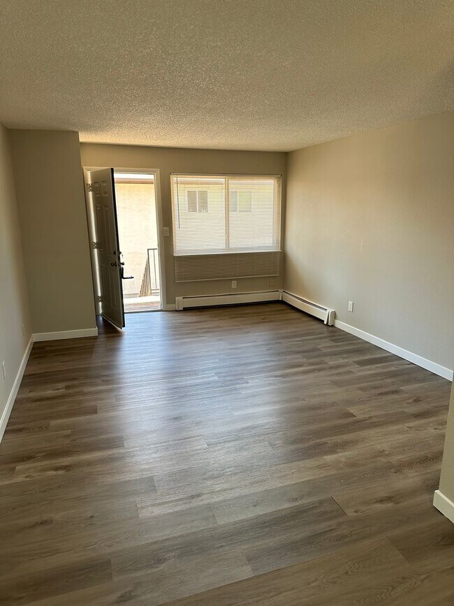 Building Photo - 2915 Straus Ln