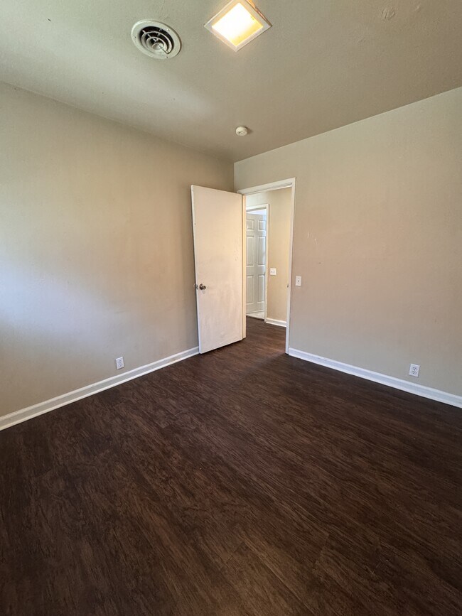 Building Photo - 1520 Roanoke Dr