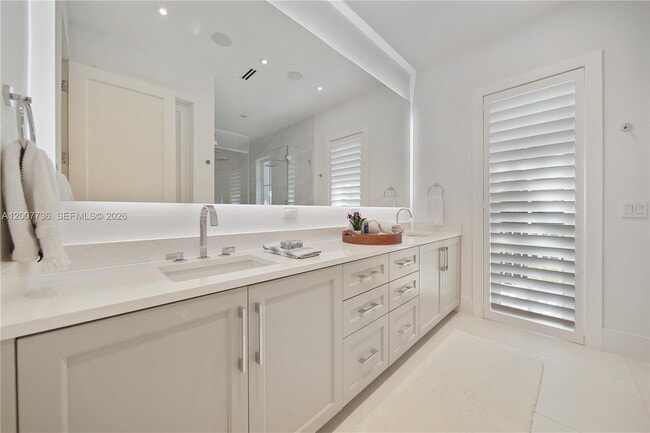 Building Photo - 6901 Veronese St