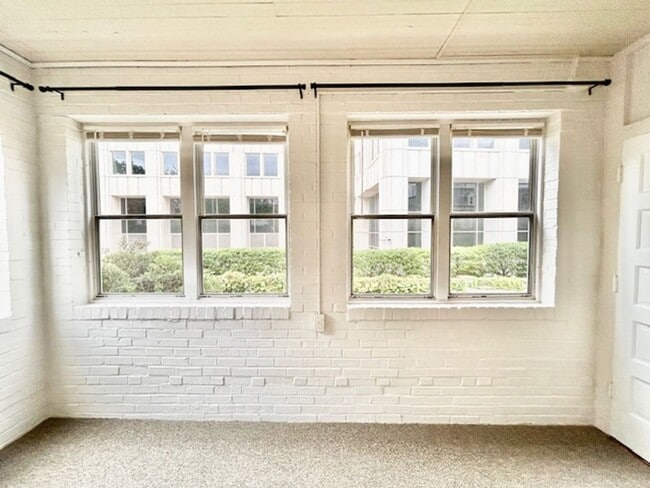 Building Photo - 4534 Avondale St