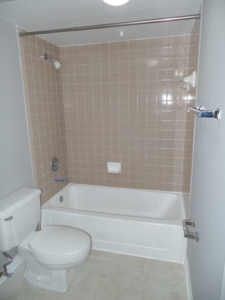 Building Photo - 2850 N Oakland Forest Dr